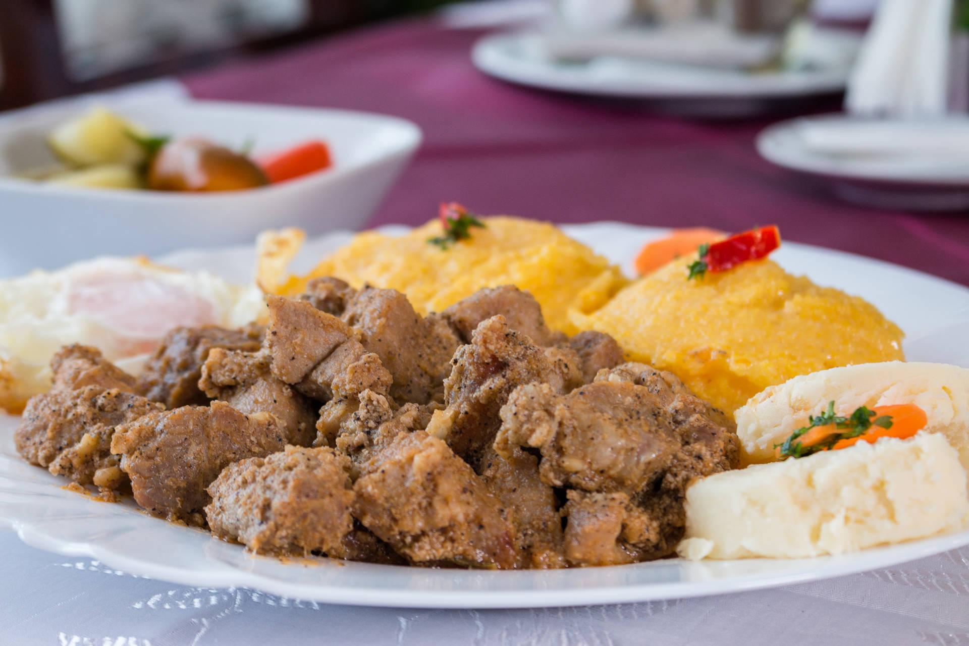 Tochitură mămăligă, cu ou şi brânză