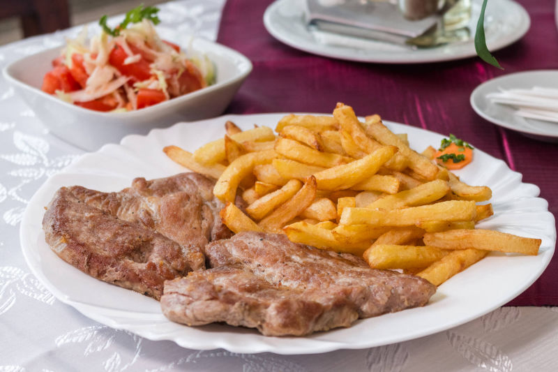 Ceafa de porc la gratar cu cartofi prajiţi