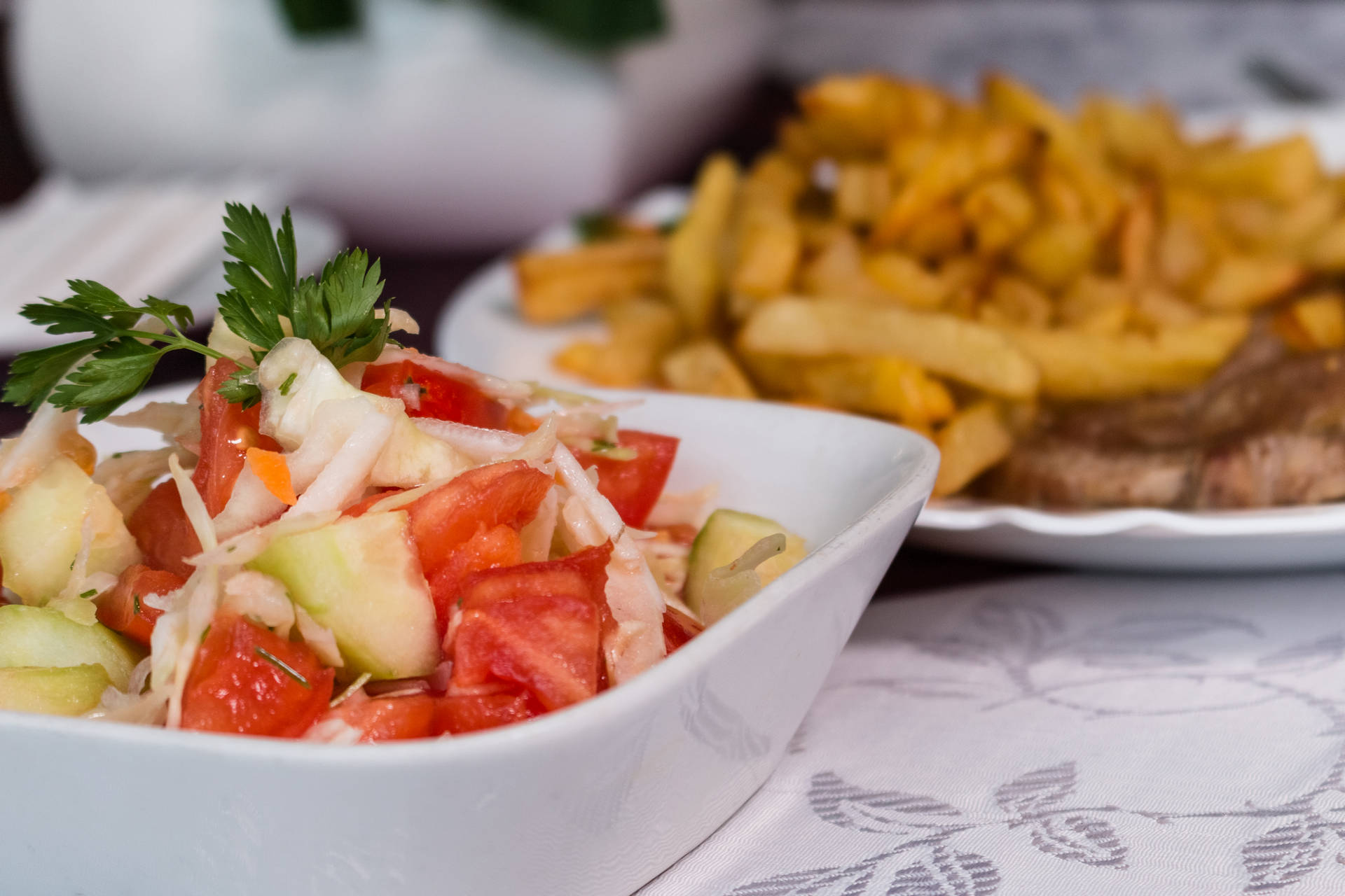 Ceafa de porc la gratar cu cartofi prajiţi